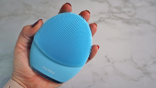 Foreo luna 3 review palm silicone bristles